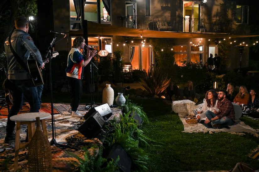 Tom Higgenson performing Hey There Delilah in a backyard concert